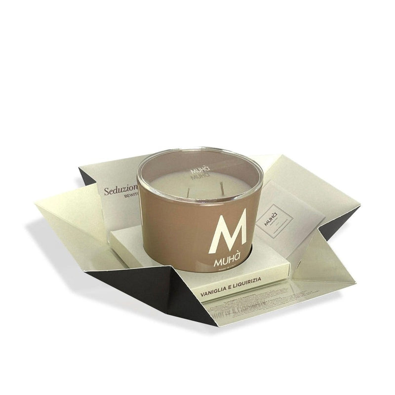 Muhà Candela Profumata Vaniglia e Liquirizia 500 g Ø10,5xH11,9 cm – Candela Aromatica Decorativa per la Casa e Idea Regalo