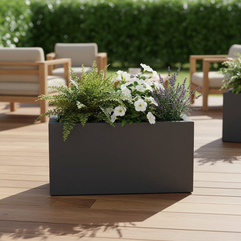 Scena 5 – Giardino con deck in legno, Cassa Schio Maxi con composizione mista