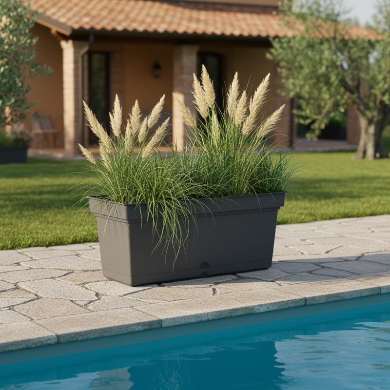 Fioriera lunga in resina UV per bordi piscina e terrazze. TeraPlast Aqua 98 Cenere Antracite, 98×47×H43 cm, –30°/+60°C, 100% riciclabile ean-8051560027596