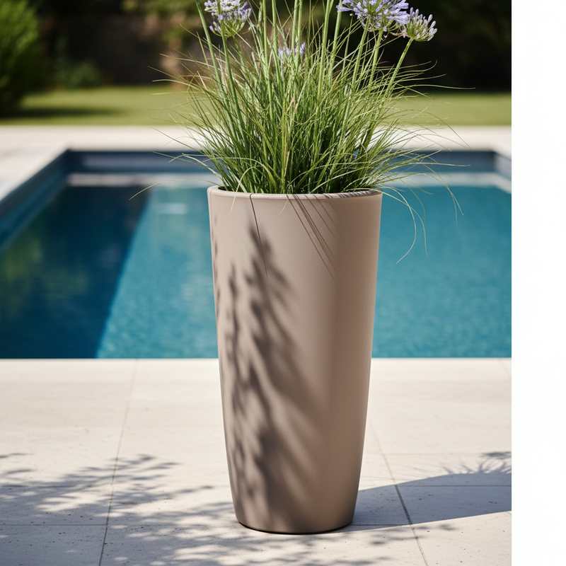 Arreda con il vaso colonna TeraPlast Dafne 50 Cappuccino, resina riciclabile Ø50×H99 cm, 46 lt, indoor/outdoor. Design slanciato.