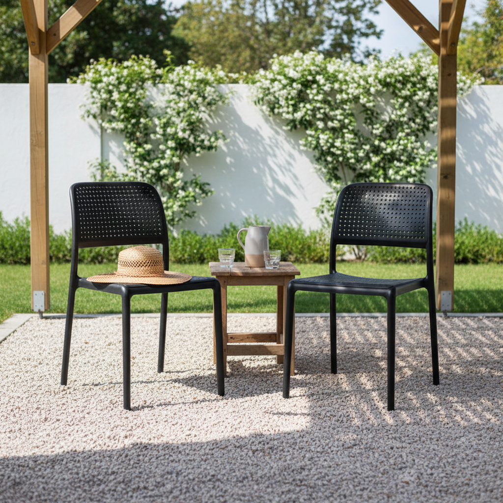 Due sedie Bora Antracite su patio giardino