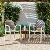 Due sedie Palma bicolore su patio giardino