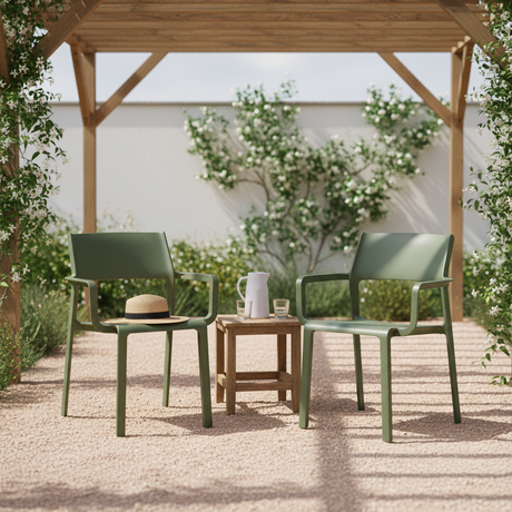 Due sedie Trill Armchair Agave su patio giardino