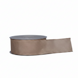 Confeziona con raffinatezza il nastro taffetà Arpimex Vanilla tortora, 100% poliestere 40 mm × 25 mt, texture crespa. Per cerimonie e matrimoni. ean 8018318228643