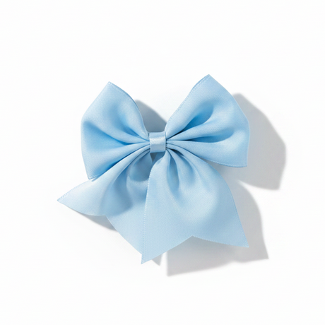 Fiocco in raso azzurro Scotton 60×70 mm, conf. 12 pz: finitura lucida, pronto all'uso per bomboniere e cerimonie. 
