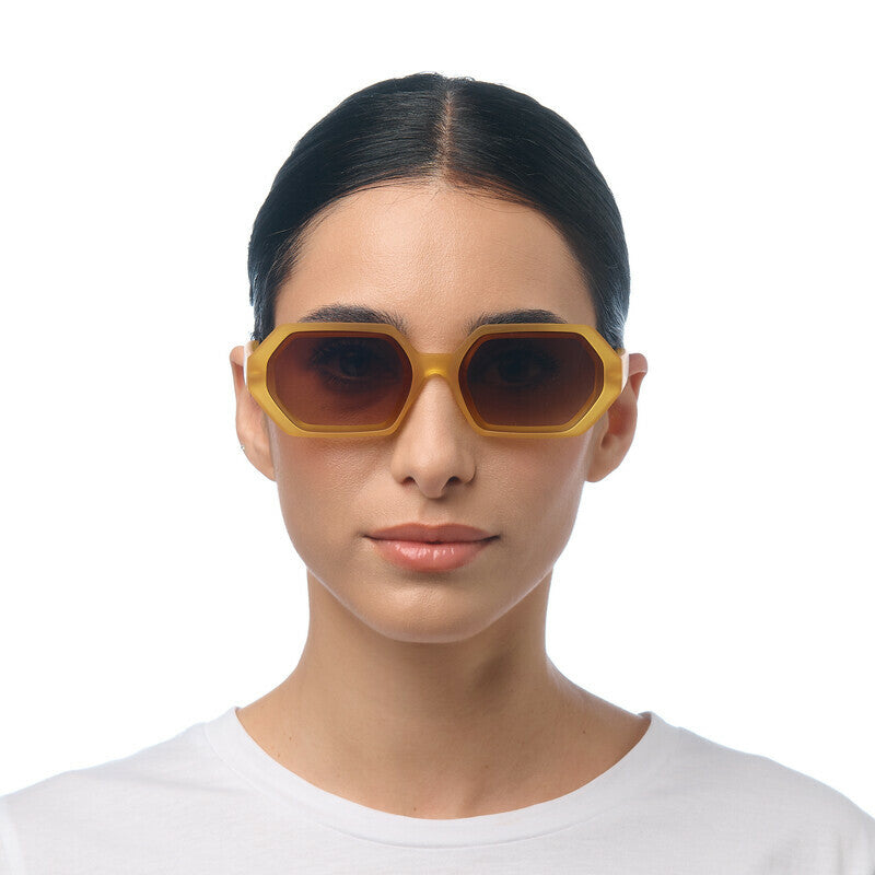 okkia okkia occhiale da sole premontato esagonale mod andrea soft touch translucent yellow lenti gradiente marrone ean 8056211375613