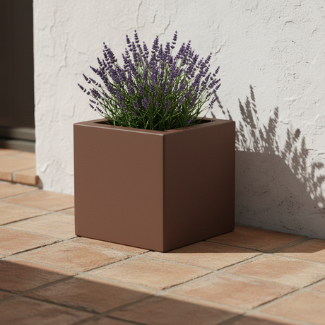 Arreda con il vaso cubo TeraPlast Schio Cubo 40 Bronzo, resina riciclabile 40×40×H40 cm, UV e gelo –30/+60 °C. Design geometrico.