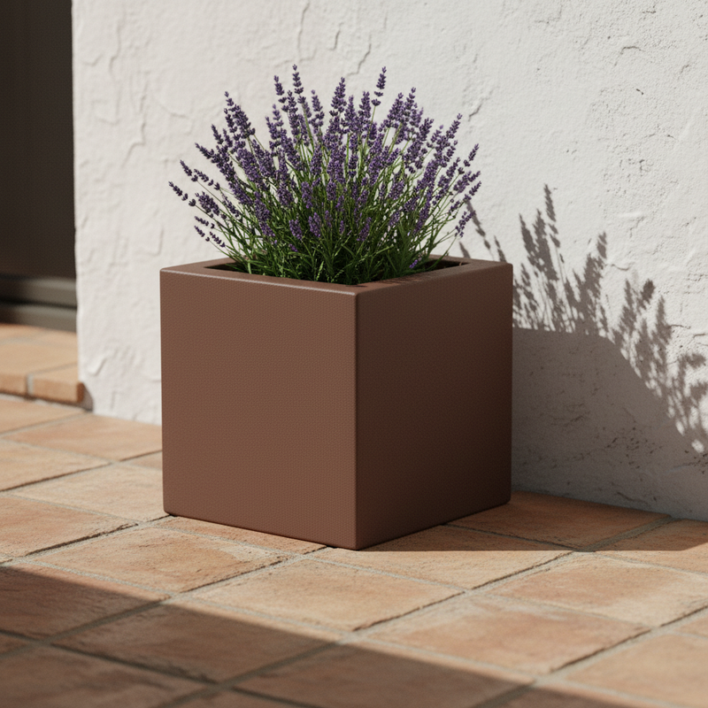 Arreda con il vaso cubo TeraPlast Schio Cubo 40 Bronzo, resina riciclabile 40×40×H40 cm, UV e gelo –30/+60 °C. Design geometrico.