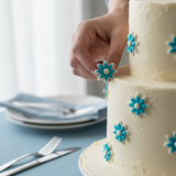 Decora torte e cupcake con Karma Margherite Bicolor Celeste in zucchero, conf. 6 pz. Edibili, pronte all'uso.