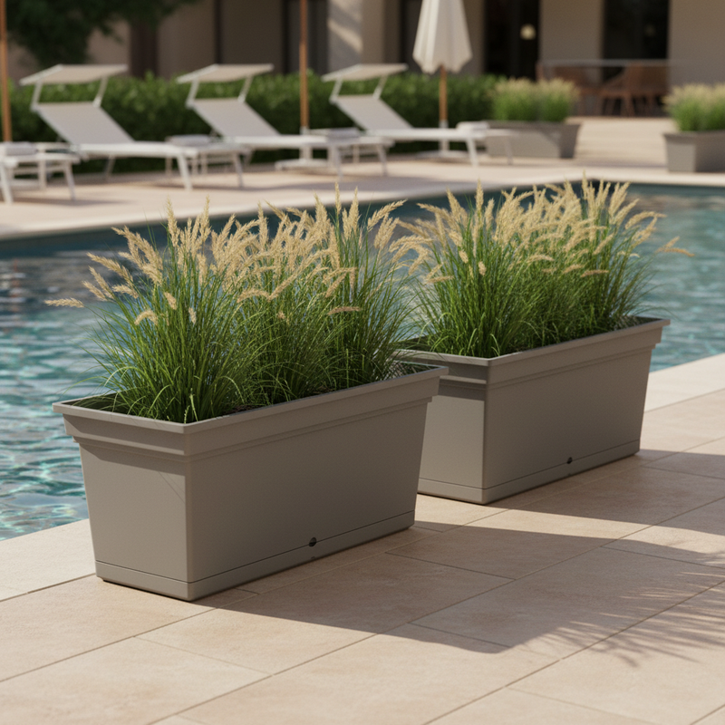 Scena 4 – Bordo piscina resort, coppia di fioriere Fog Grey con graminacee