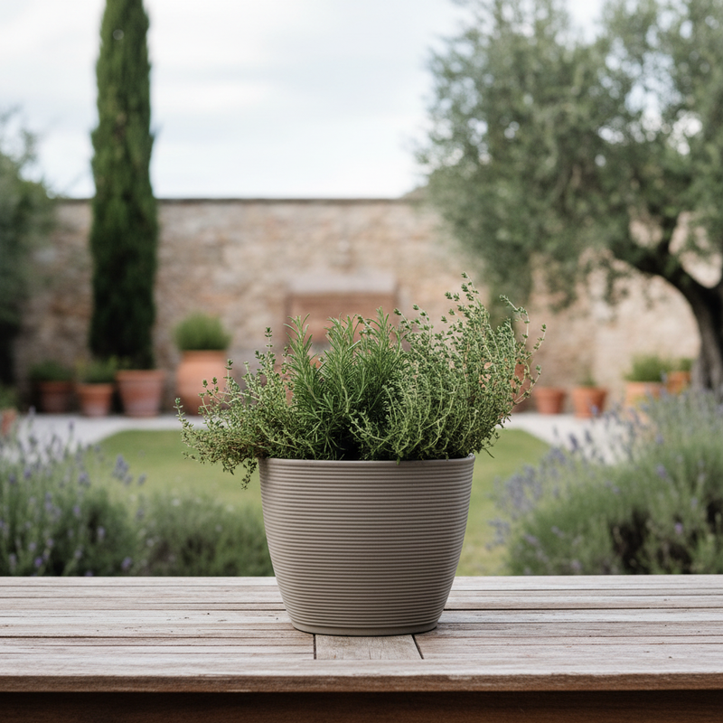 Fioriera da esterno 48×48×H40,5 cm Fog grigio chiaro, texture Dot, plastica riciclata 100%. Resistente da −30° a +60°C ean 8051560187184