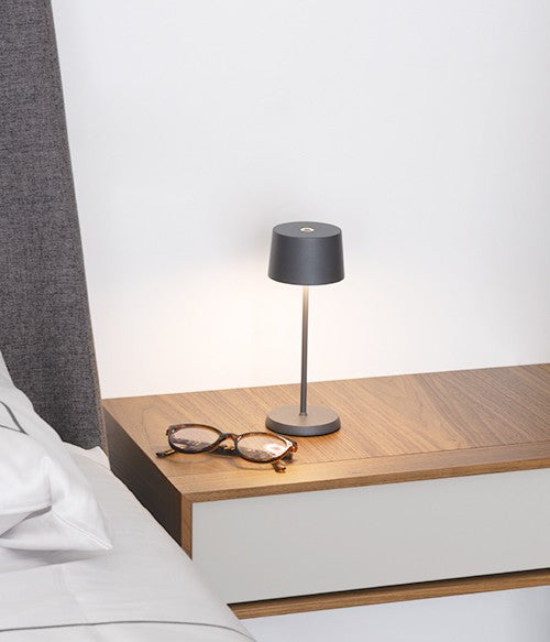 immagine-2-zafferano-olivia-micro-lampada-da-tavolo-d-75-mm-h-200-mm-grigio-scuro