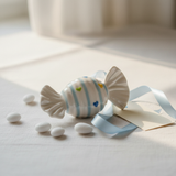 Decora il frigo con il magnete caramella Etm Candy in porcellana celeste, ø 6,5 cm. Bomboniera battesimo originale.