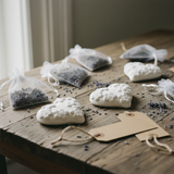 Decora bomboniere e segnaposto con il gesso cuore fiori Etm, bianco opaco, 3,5 cm, conf. 12 pz. Personalizzabile, dettaglio raffinato.